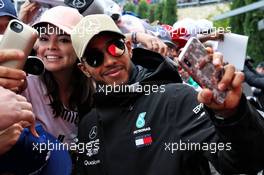 Lewis Hamilton (GBR) Mercedes AMG F1 with fans. 20.10.2018. Formula 1 World Championship, Rd 18, United States Grand Prix, Austin, Texas, USA, Qualifying Day.