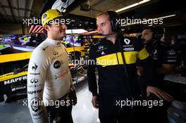 Carlos Sainz Jr (ESP) Renault Sport F1 Team with Karel Loos (BEL) Renault Sport F1 Team Race Engineer. 20.10.2018. Formula 1 World Championship, Rd 18, United States Grand Prix, Austin, Texas, USA, Qualifying Day.