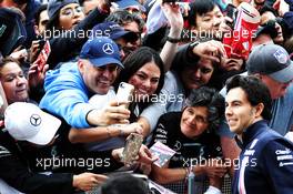Sergio Perez (MEX) Racing Point Force India F1 Team with fans. 20.10.2018. Formula 1 World Championship, Rd 18, United States Grand Prix, Austin, Texas, USA, Qualifying Day.