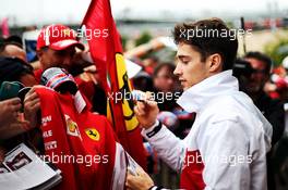 Charles Leclerc (MON) Sauber F1 Team signs autographs for the fans. 20.10.2018. Formula 1 World Championship, Rd 18, United States Grand Prix, Austin, Texas, USA, Qualifying Day.