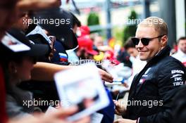 Valtteri Bottas (FIN) Mercedes AMG F1 signs autographs for the fans. 20.10.2018. Formula 1 World Championship, Rd 18, United States Grand Prix, Austin, Texas, USA, Qualifying Day.