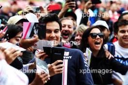 Sergio Perez (MEX) Racing Point Force India F1 Team with fans. 20.10.2018. Formula 1 World Championship, Rd 18, United States Grand Prix, Austin, Texas, USA, Qualifying Day.