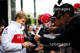 Marcus Ericsson (SWE) Sauber F1 Team signs autographs for the fans. 20.10.2018. Formula 1 World Championship, Rd 18, United States Grand Prix, Austin, Texas, USA, Qualifying Day.
