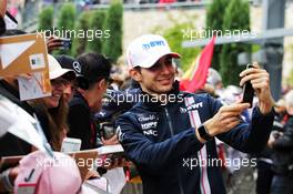 Esteban Ocon (FRA) Racing Point Force India F1 Team with fans. 20.10.2018. Formula 1 World Championship, Rd 18, United States Grand Prix, Austin, Texas, USA, Qualifying Day.