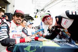 Fernando Alonso (ESP) Toyota Gazoo Racing with fans. 12.06.2018. FIA World Endurance Championship, Le Mans 24 Hours, Preview, Le Mans, France. Tuesday.