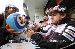 Fernando Alonso (ESP) Toyota Gazoo Racing signs autographs for the fans. 14.10.2018. FIA World Endurance Championship, Round 4, Six Hours of Fuji, Fuji, Japan, Sunday.