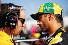 Daniel Ricciardo (AUS) Renault F1 Team on the grid with Karel Loos (BEL) Renault F1 Team Race Engineer. 17.03.2019. Formula 1 World Championship, Rd 1, Australian Grand Prix, Albert Park, Melbourne, Australia, Race Day.