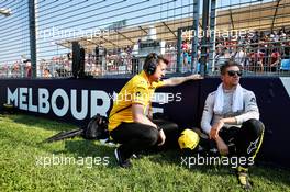 Nico Hulkenberg (GER) Renault F1 Team with Martin Poole (GBR) Renault F1 Team Personal Trainer on the grid. 17.03.2019. Formula 1 World Championship, Rd 1, Australian Grand Prix, Albert Park, Melbourne, Australia, Race Day.