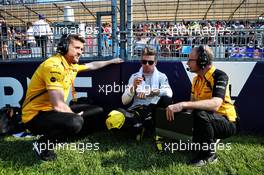Nico Hulkenberg (GER) Renault F1 Team with Martin Poole (GBR) Renault F1 Team Personal Trainer (Left) and Mark Slade (GBR) Renault F1 Team Race Engineer (Right) on the grid. 17.03.2019. Formula 1 World Championship, Rd 1, Australian Grand Prix, Albert Park, Melbourne, Australia, Race Day.