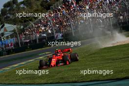 Charles Leclerc (MON) Ferrari SF90 runs wide. 17.03.2019. Formula 1 World Championship, Rd 1, Australian Grand Prix, Albert Park, Melbourne, Australia, Race Day.
