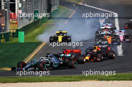 Lewis Hamilton (GBR) Mercedes AMG F1 W10 at the start of the race with Daniel Ricciardo (AUS) Renault F1 Team RS19 behind with a broken front wing. 17.03.2019. Formula 1 World Championship, Rd 1, Australian Grand Prix, Albert Park, Melbourne, Australia, Race Day.