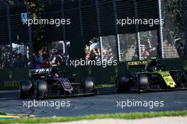 (L to R): Kevin Magnussen (DEN) Haas VF-19 and Nico Hulkenberg (GER) Renault F1 Team RS19 battle for position. 17.03.2019. Formula 1 World Championship, Rd 1, Australian Grand Prix, Albert Park, Melbourne, Australia, Race Day.