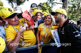 Daniel Ricciardo (AUS) Renault F1 Team with fans. 16.03.2019. Formula 1 World Championship, Rd 1, Australian Grand Prix, Albert Park, Melbourne, Australia, Qualifying Day.