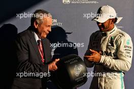 (L to R): Alan Jones (AUS) presents the Pirelli Pole Position Award to Lewis Hamilton (GBR) Mercedes AMG F1. 16.03.2019. Formula 1 World Championship, Rd 1, Australian Grand Prix, Albert Park, Melbourne, Australia, Qualifying Day.
