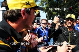 Daniel Ricciardo (AUS) Renault F1 Team with fans. 16.03.2019. Formula 1 World Championship, Rd 1, Australian Grand Prix, Albert Park, Melbourne, Australia, Qualifying Day.