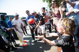 Lewis Hamilton (GBR) Mercedes AMG F1 with fans. 17.03.2019. Formula 1 World Championship, Rd 1, Australian Grand Prix, Albert Park, Melbourne, Australia, Race Day.