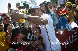 Lewis Hamilton (GBR) Mercedes AMG F1 with fans. 17.03.2019. Formula 1 World Championship, Rd 1, Australian Grand Prix, Albert Park, Melbourne, Australia, Race Day.