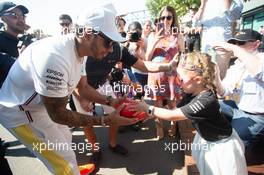 Lewis Hamilton (GBR) Mercedes AMG F1 with fans. 17.03.2019. Formula 1 World Championship, Rd 1, Australian Grand Prix, Albert Park, Melbourne, Australia, Race Day.