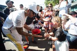 Lewis Hamilton (GBR) Mercedes AMG F1 with fans. 17.03.2019. Formula 1 World Championship, Rd 1, Australian Grand Prix, Albert Park, Melbourne, Australia, Race Day.