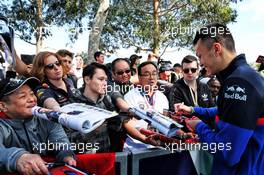 Alexander Albon (THA) Scuderia Toro Rosso with fans. 14.03.2019. Formula 1 World Championship, Rd 1, Australian Grand Prix, Albert Park, Melbourne, Australia, Preparation Day.
