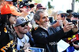 Alain Prost (FRA) Renault F1 Team Special Advisor with fans. 14.03.2019. Formula 1 World Championship, Rd 1, Australian Grand Prix, Albert Park, Melbourne, Australia, Preparation Day.