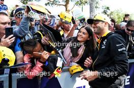 Daniel Ricciardo (AUS) Renault F1 Team with fans. 14.03.2019. Formula 1 World Championship, Rd 1, Australian Grand Prix, Albert Park, Melbourne, Australia, Preparation Day.