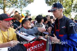 Daniil Kvyat (RUS) Scuderia Toro Rosso with fans. 14.03.2019. Formula 1 World Championship, Rd 1, Australian Grand Prix, Albert Park, Melbourne, Australia, Preparation Day.