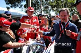 Christian Horner (GBR) Red Bull Racing Team Principal with fans. 14.03.2019. Formula 1 World Championship, Rd 1, Australian Grand Prix, Albert Park, Melbourne, Australia, Preparation Day.
