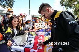Nico Hulkenberg (GER) Renault F1 Team signs autographs for the fans. 14.03.2019. Formula 1 World Championship, Rd 1, Australian Grand Prix, Albert Park, Melbourne, Australia, Preparation Day.