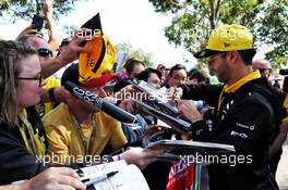 Daniel Ricciardo (AUS) Renault F1 Team signs autographs for the fans. 14.03.2019. Formula 1 World Championship, Rd 1, Australian Grand Prix, Albert Park, Melbourne, Australia, Preparation Day.