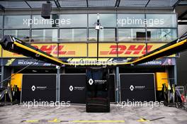 Renault F1 Team pit garage. 13.03.2019. Formula 1 World Championship, Rd 1, Australian Grand Prix, Albert Park, Melbourne, Australia, Preparation Day.