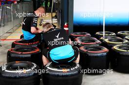 Williams Racing mechanics with Pirelli tyres. 13.03.2019. Formula 1 World Championship, Rd 1, Australian Grand Prix, Albert Park, Melbourne, Australia, Preparation Day.