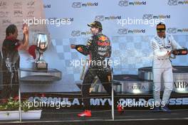 Max Verstappen (NLD), Red Bull Racing and Valtteri Bottas (FIN), Mercedes AMG F1  30.06.2019 Formula 1 World Championship, Rd 9, Austrian Grand Prix, Spielberg, Austria, Race Day.
