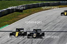 (L to R): Nico Hulkenberg (GER) Renault F1 Team RS19 and Kevin Magnussen (DEN) Haas VF-19 battle for position. 30.06.2019 Formula 1 World Championship, Rd 9, Austrian Grand Prix, Spielberg, Austria, Race Day.