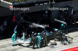 Lewis Hamilton (GBR) Mercedes AMG F1 W10 makes a pit stop and changes a front wing. 30.06.2019 Formula 1 World Championship, Rd 9, Austrian Grand Prix, Spielberg, Austria, Race Day.