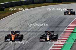 (L to R): Lando Norris (GBR) McLaren MCL34 and Max Verstappen (NLD) Red Bull Racing RB15 battle for position. 30.06.2019 Formula 1 World Championship, Rd 9, Austrian Grand Prix, Spielberg, Austria, Race Day.