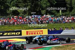 Robert Kubica (POL) Williams Racing FW42 and Alexander Albon (THA) Scuderia Toro Rosso STR14 battle for position. 30.06.2019 Formula 1 World Championship, Rd 9, Austrian Grand Prix, Spielberg, Austria, Race Day.
