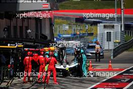 Lewis Hamilton (GBR) Mercedes AMG F1 W10 makes a pit stop and changes the front wing. 30.06.2019 Formula 1 World Championship, Rd 9, Austrian Grand Prix, Spielberg, Austria, Race Day.