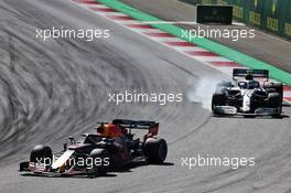 Max Verstappen (NLD) Red Bull Racing RB15 as Valtteri Bottas (FIN) Mercedes AMG F1 W10 locks up under braking. 30.06.2019 Formula 1 World Championship, Rd 9, Austrian Grand Prix, Spielberg, Austria, Race Day.