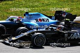 Kevin Magnussen (DEN) Haas VF-19 and Robert Kubica (POL) Williams Racing FW42 battle for position. 30.06.2019 Formula 1 World Championship, Rd 9, Austrian Grand Prix, Spielberg, Austria, Race Day.