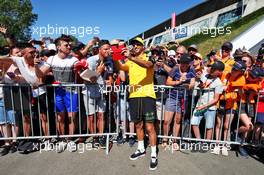 Daniel Ricciardo (AUS) Renault F1 Team with fans. 29.06.2019. Formula 1 World Championship, Rd 9, Austrian Grand Prix, Spielberg, Austria, Qualifying Day.
