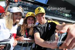 Nico Hulkenberg (GER) Renault F1 Team with fans. 29.06.2019. Formula 1 World Championship, Rd 9, Austrian Grand Prix, Spielberg, Austria, Qualifying Day.