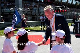 Sean Bratches (USA) Formula 1 Managing Director, Commercial Operations with grid kids. 30.06.2019 Formula 1 World Championship, Rd 9, Austrian Grand Prix, Spielberg, Austria, Race Day.