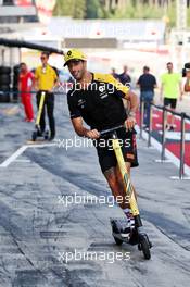 Daniel Ricciardo (AUS) Renault F1 Team on a scooter.  27.06.2019. Formula 1 World Championship, Rd 9, Austrian Grand Prix, Spielberg, Austria, Preparation Day.