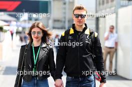Sergey Sirotkin (RUS) Renault F1 Team Reserve Driver with his girlfriend Darya Stef (RUS). 26.04.2019. Formula 1 World Championship, Rd 4, Azerbaijan Grand Prix, Baku Street Circuit, Azerbaijan, Practice Day.