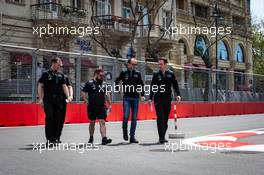 Robert Kubica (POL) Williams Racing walks the circuit with the team. 25.04.2019. Formula 1 World Championship, Rd 4, Azerbaijan Grand Prix, Baku Street Circuit, Azerbaijan, Preparation Day.