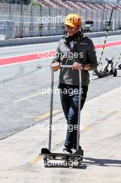 Lando Norris (GBR) McLaren practices being front jack man. 15.05.2019. Formula One In Season Testing, Day Two, Barcelona, Spain. Wednesday.