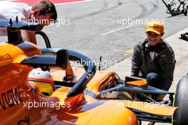 Lando Norris (GBR) McLaren practices being front jack man for Oliver Turvey (GBR) McLaren MCL34 Test Driver. 15.05.2019. Formula One In Season Testing, Day Two, Barcelona, Spain. Wednesday.