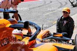 Lando Norris (GBR) McLaren practices being front jack man for Oliver Turvey (GBR) McLaren MCL34 Test Driver. 15.05.2019. Formula One In Season Testing, Day Two, Barcelona, Spain. Wednesday.
