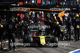 Nico Hulkenberg (GER) Renault F1 Team RS19 makes a pit stop. 01.09.2019. Formula 1 World Championship, Rd 13, Belgian Grand Prix, Spa Francorchamps, Belgium, Race Day.